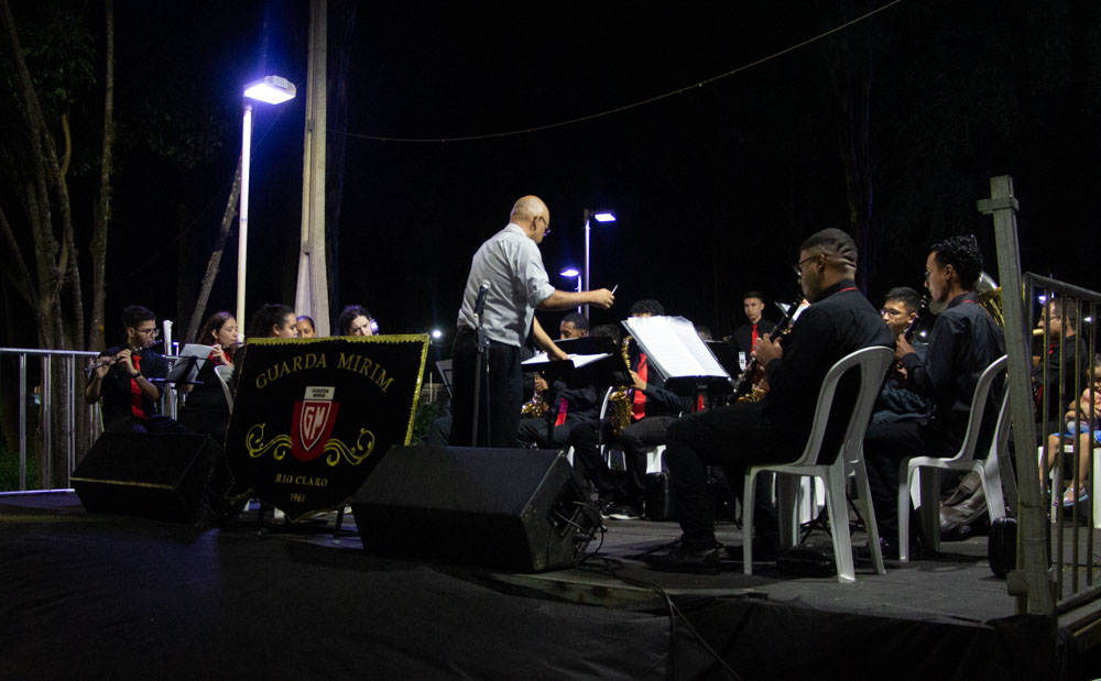 Imagem da notícia 'Banda da Guarda Mirim encanta Cordeirópolis em evento natalino'