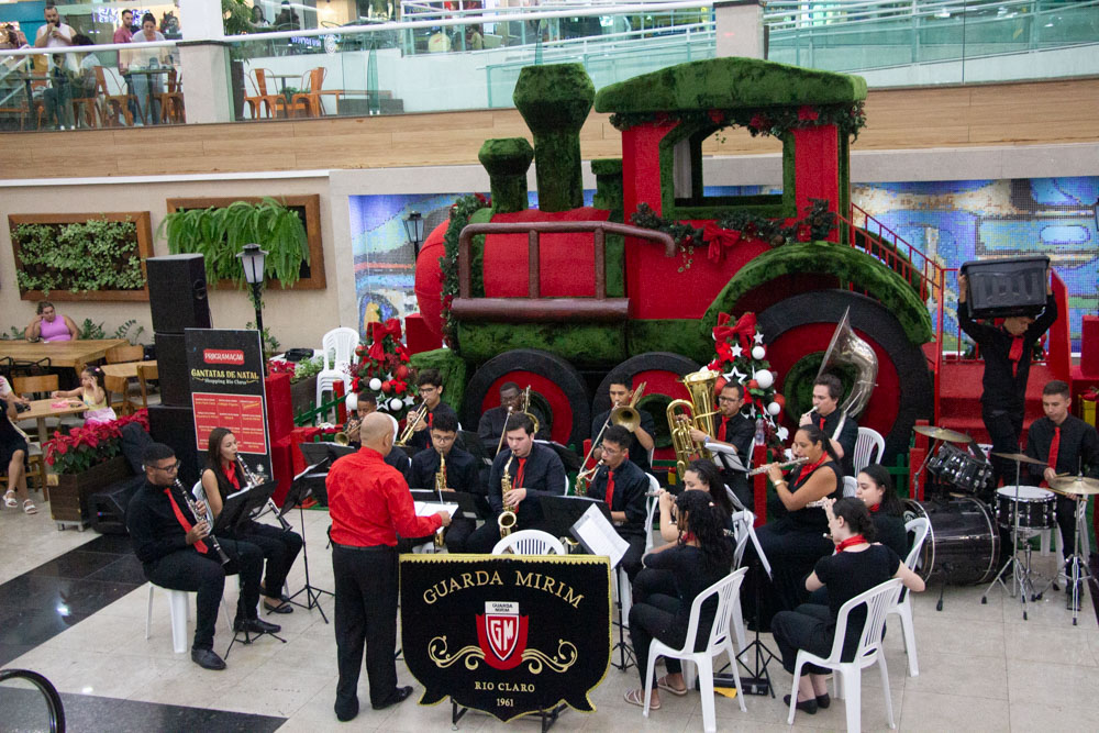 Imagem da notícia 'Banda da Guarda Mirim Encanta Público na Tradicional Cantata de Natal no Shopping Rio Claro'