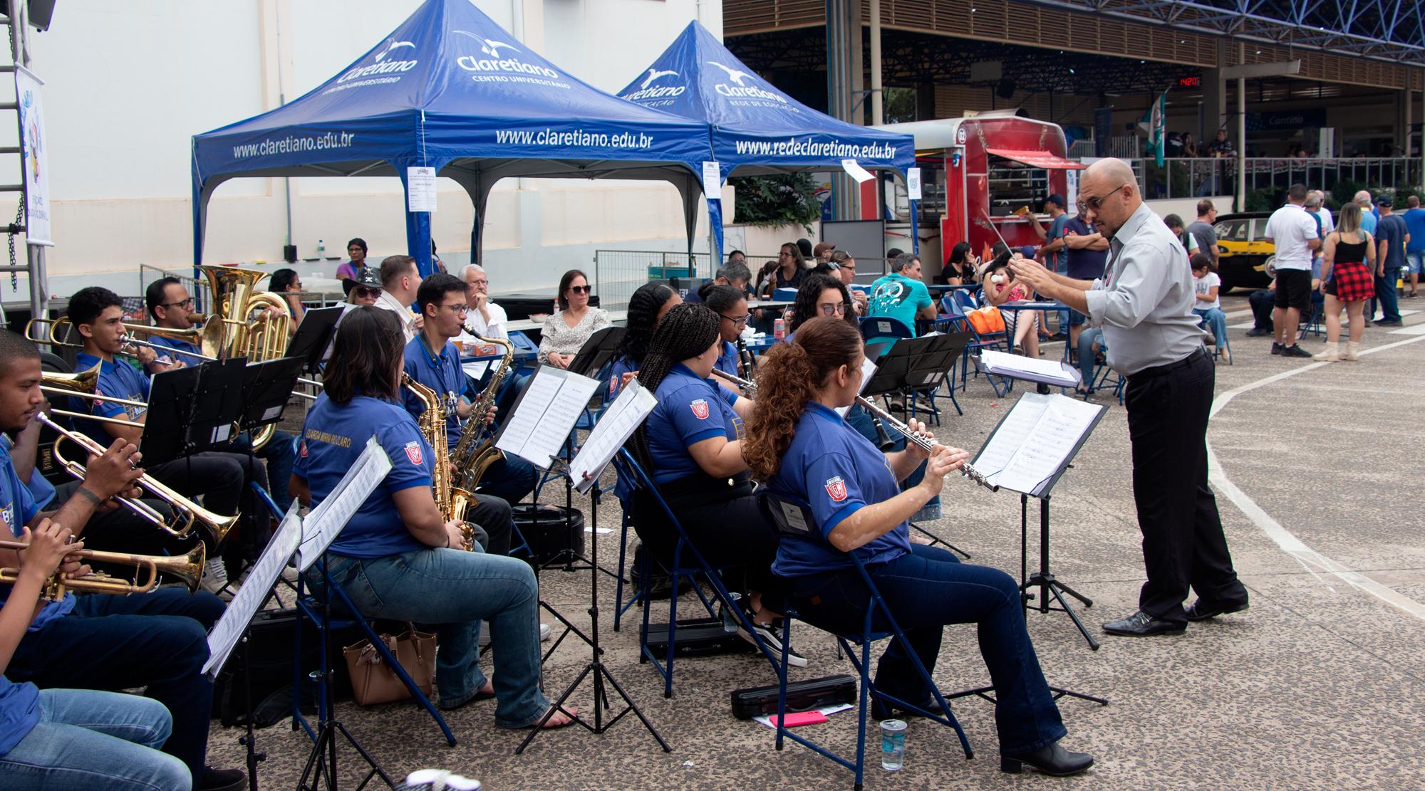 Imagem da notícia 'Banda da Guarda Mirim se apresentou no Encontro de Veículos Antigos'